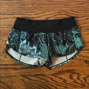 Lululemon size 4 Speed Up shorts EUC